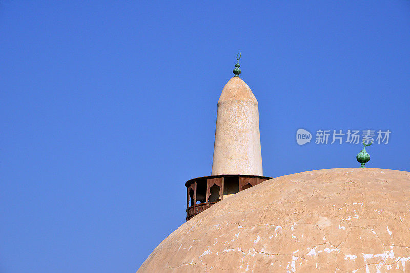 沙特阿拉伯，Al-Ahsa绿洲，易卜拉欣城堡，Qubbah / Ali Pasha清真寺的圆顶和尖塔